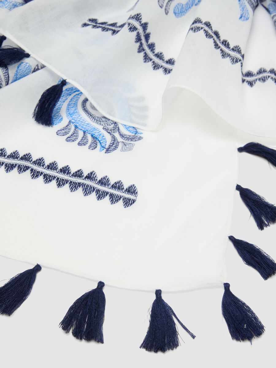 White pure cotton scarf with blue floral embroidery_3