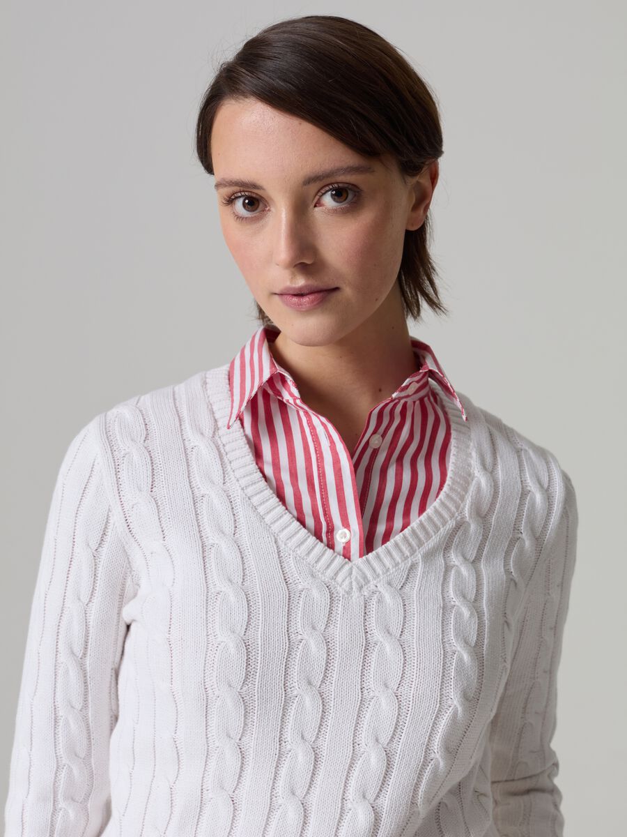 Pullover with V neck and cable-knit design_0
