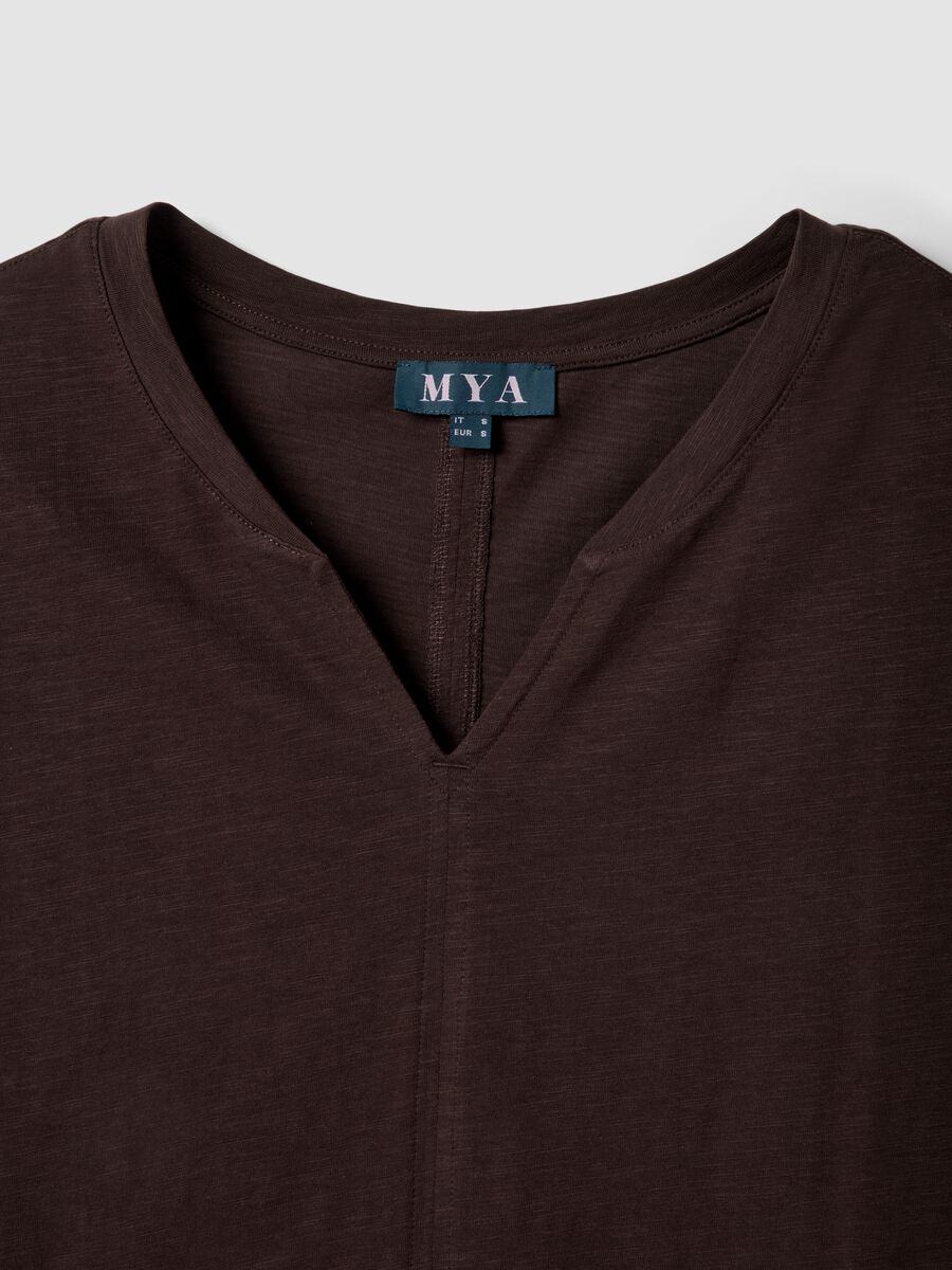 Brown pure cotton V-neck regular fit T-shirt_5