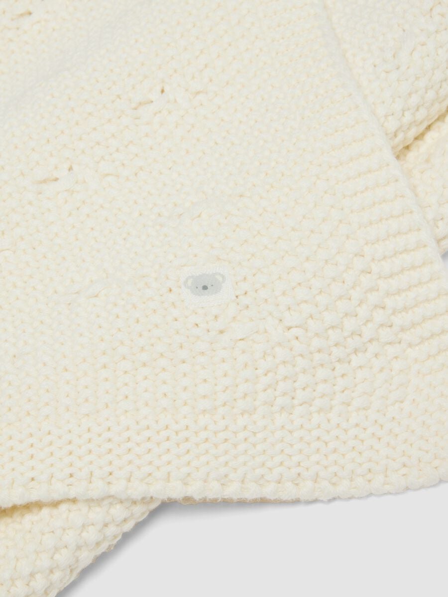 Copertina bianca in puro cotone organico lavorato a maglia per neonati_1