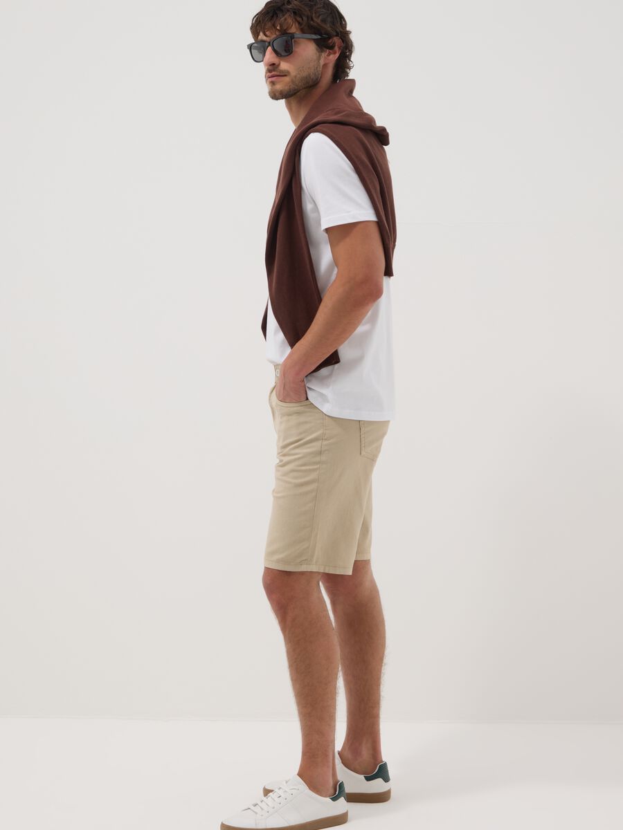 Beige five-pocket linen and cotton blend Bermuda shorts_0