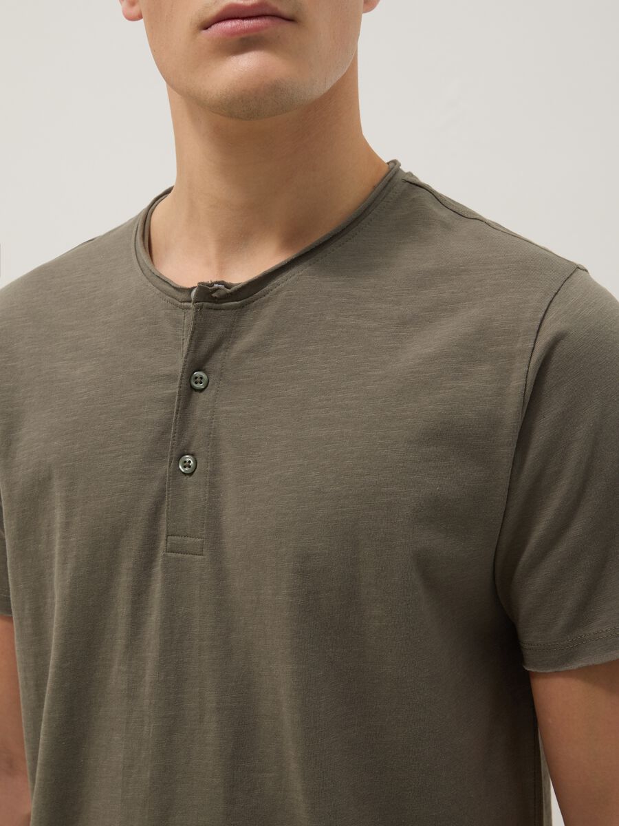T-shirt in puro cotone verde regular fit con collo serafino_3