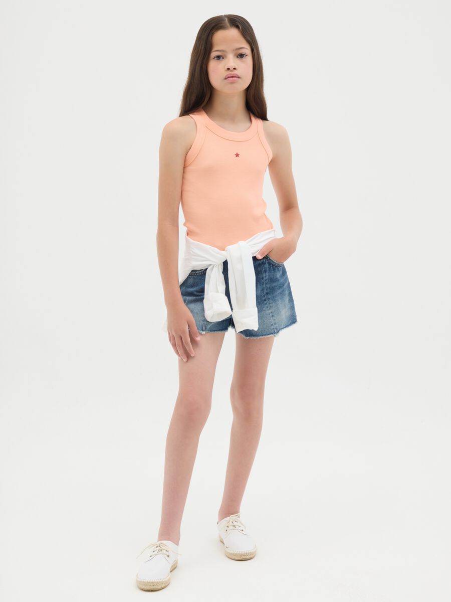 Short da ragazza in denim regular fit con orli sfilacciati_1