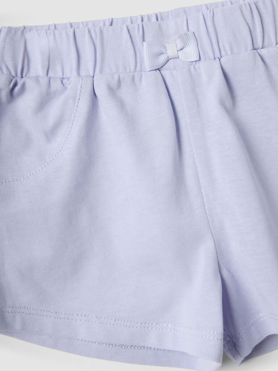 Completo bianco in puro cotone organico con top e shorts per neonati_3