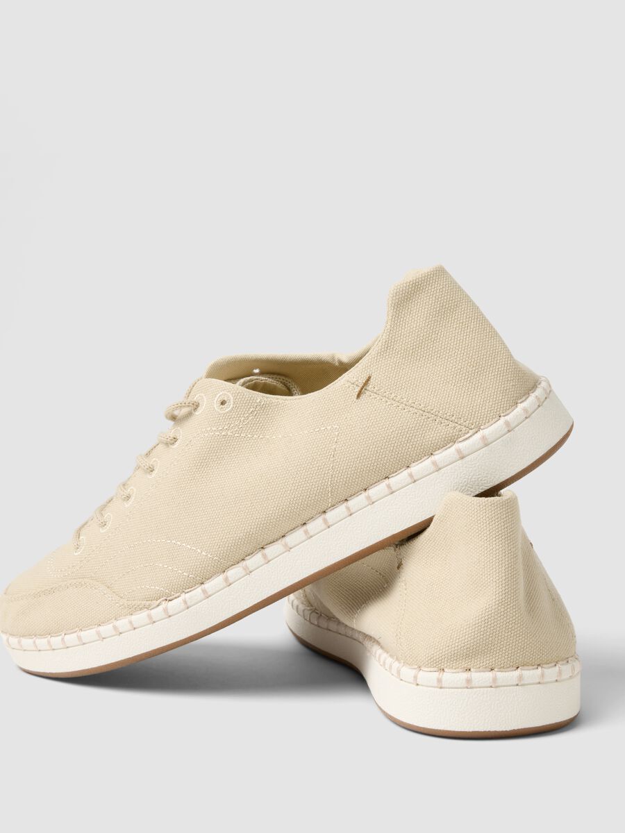 Sneakers beige con stringhe e cuciture_2