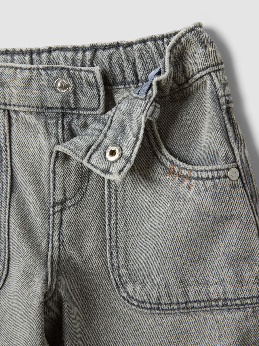 Jeans grigi baggy fit in puro cotone con stampe per bimbo_2