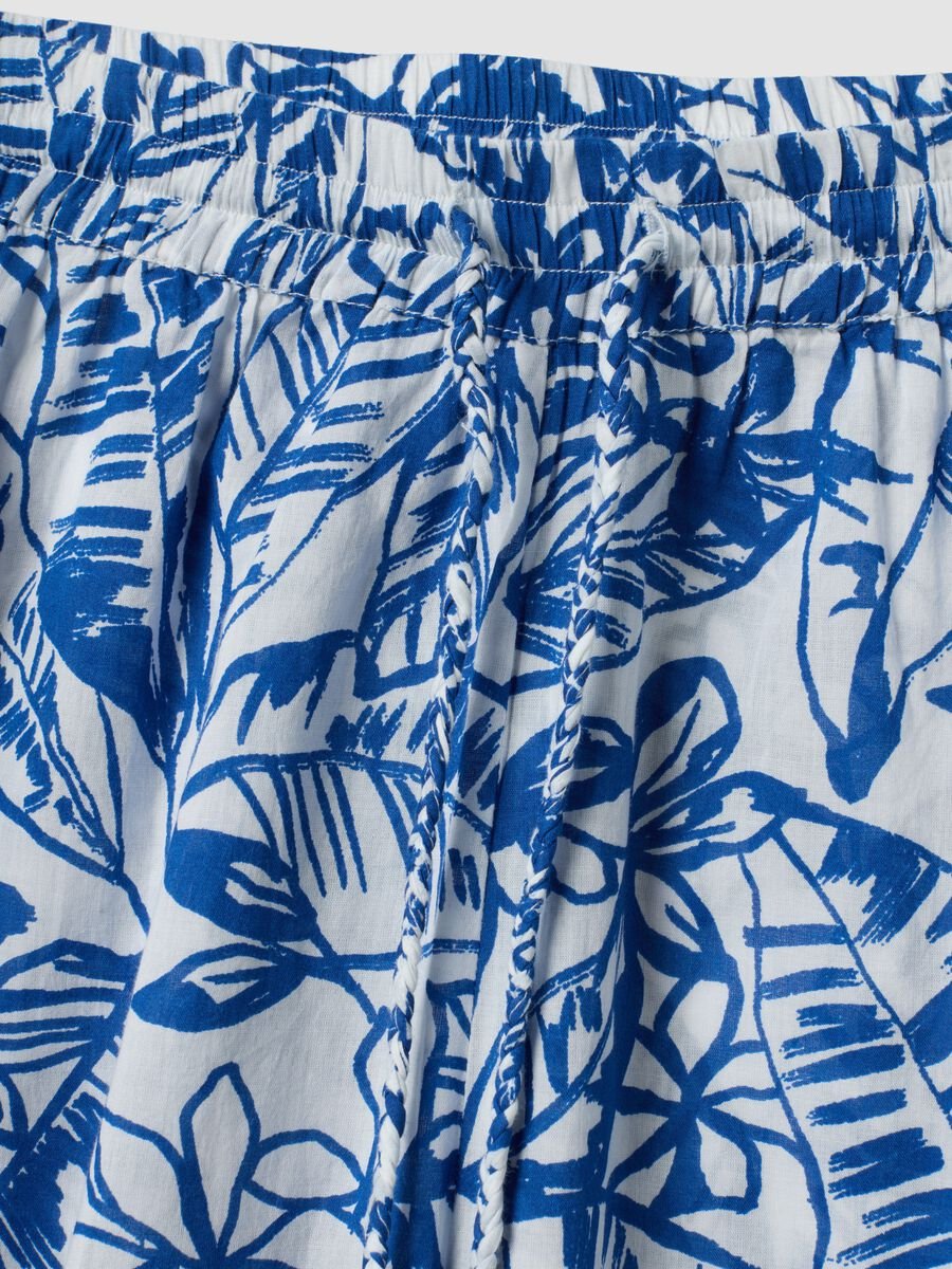 Pantaloni blu e bianchi in cotone organico con stampa floreale_5