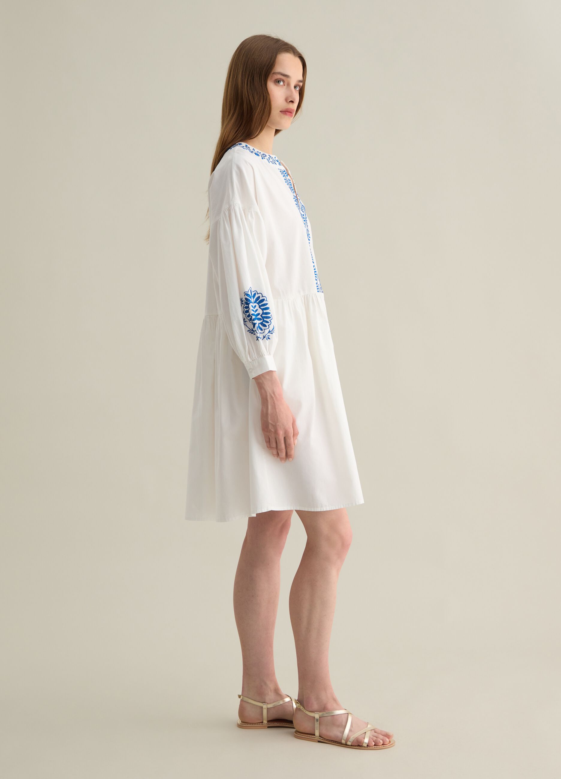 Vestito da donna in puro cotone bianco con ricami