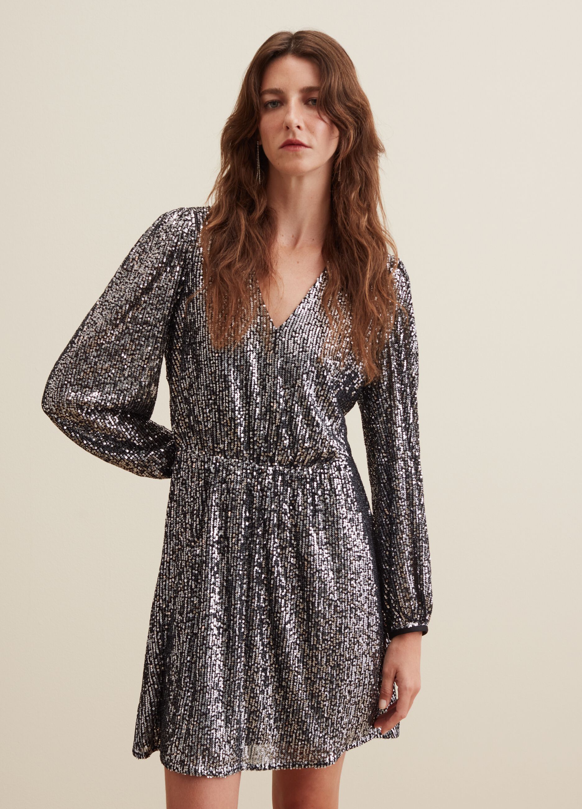 Abito corto con paillettes all-over_1