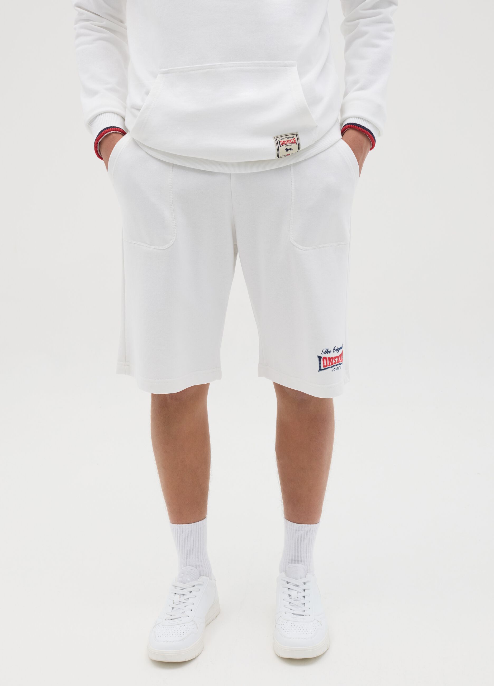 White Bermuda joggers with logo print