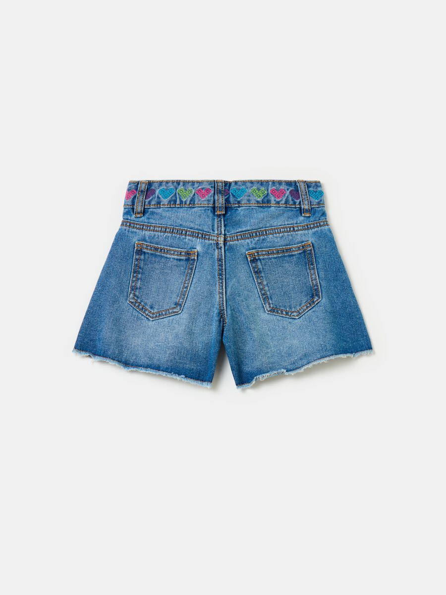 Shorts in denim con ricamo cuori_1