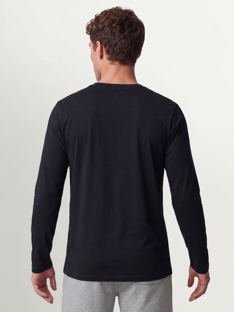 T-shirt nera a maniche lunghe in puro cotone organico con girocollo_3