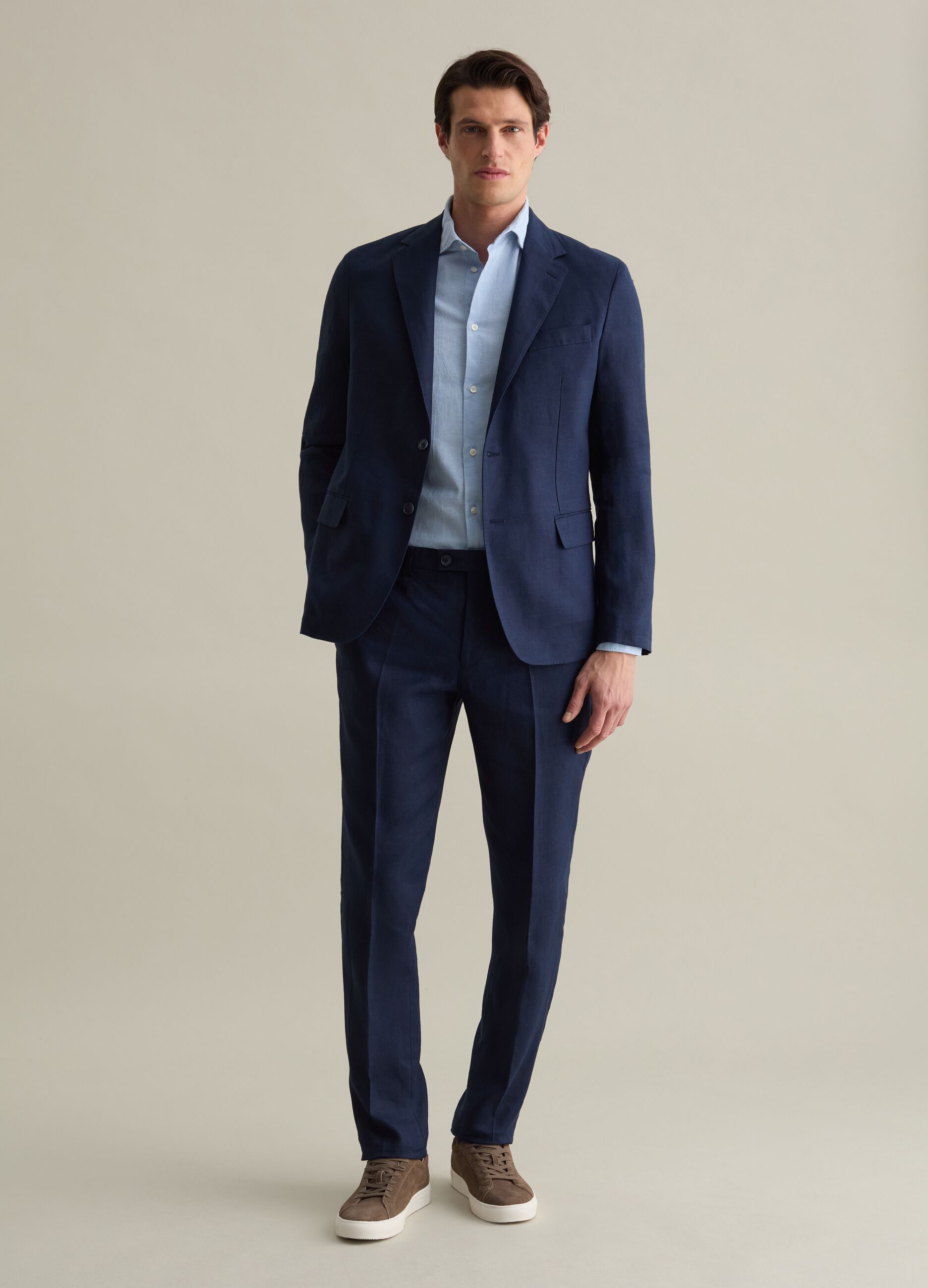 Contemporary single-breasted blazer in linen