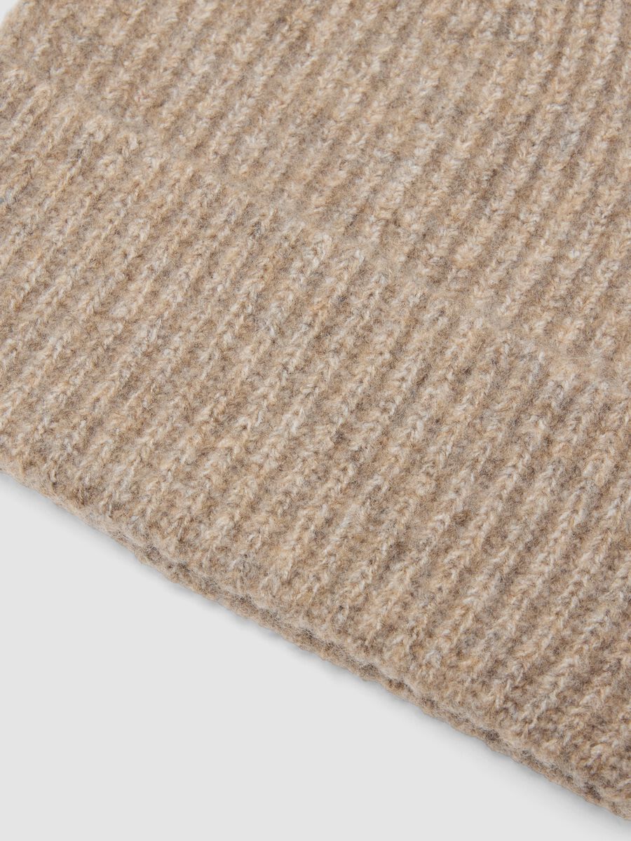 Berretto beige in lana elasticizzato a coste_1