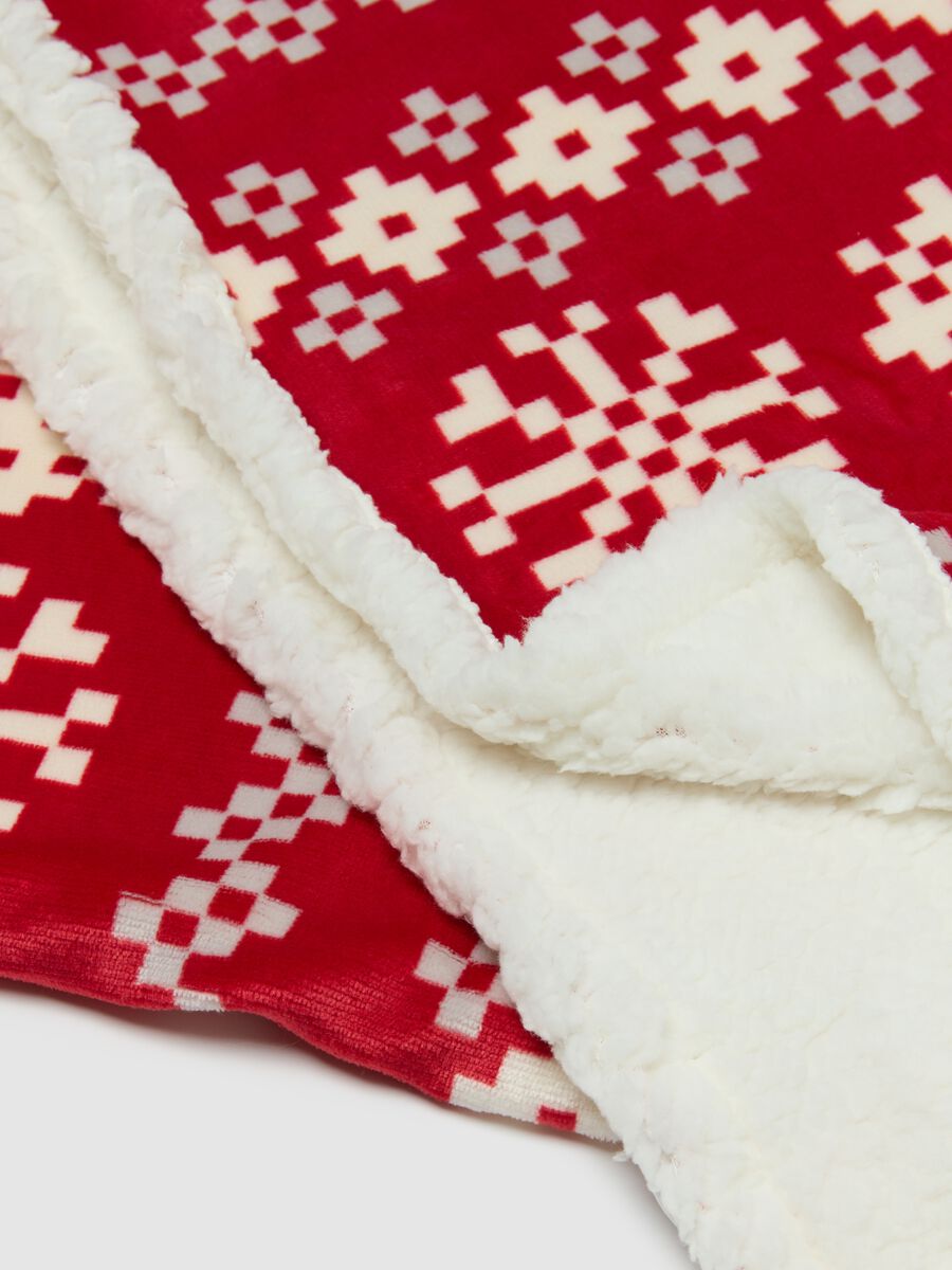 Red blanket with Christmas motif_1