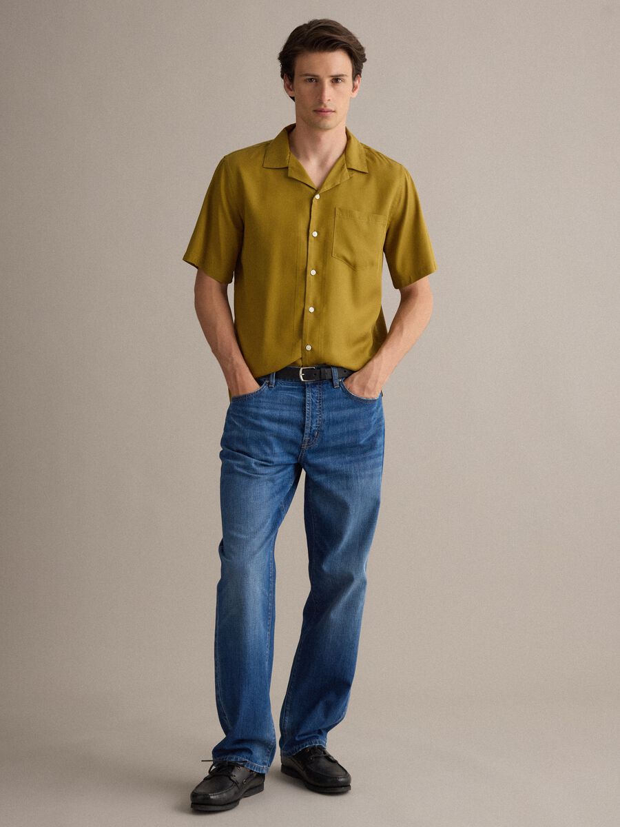 Camicia gialla in puro lyocell regular fit con collo bowling_1