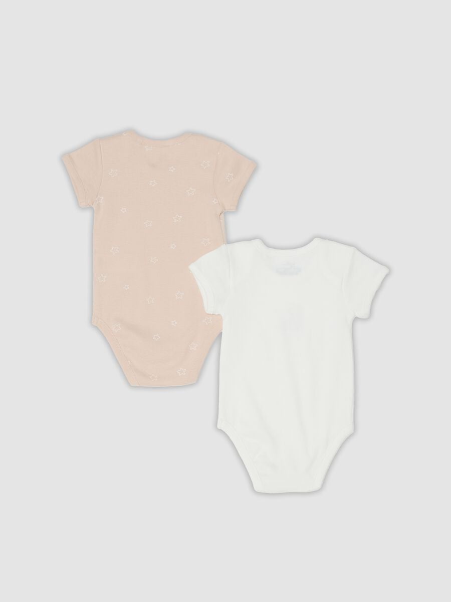 Bipack di body bianco e beige in cotone organico a maniche corte per neonati_1