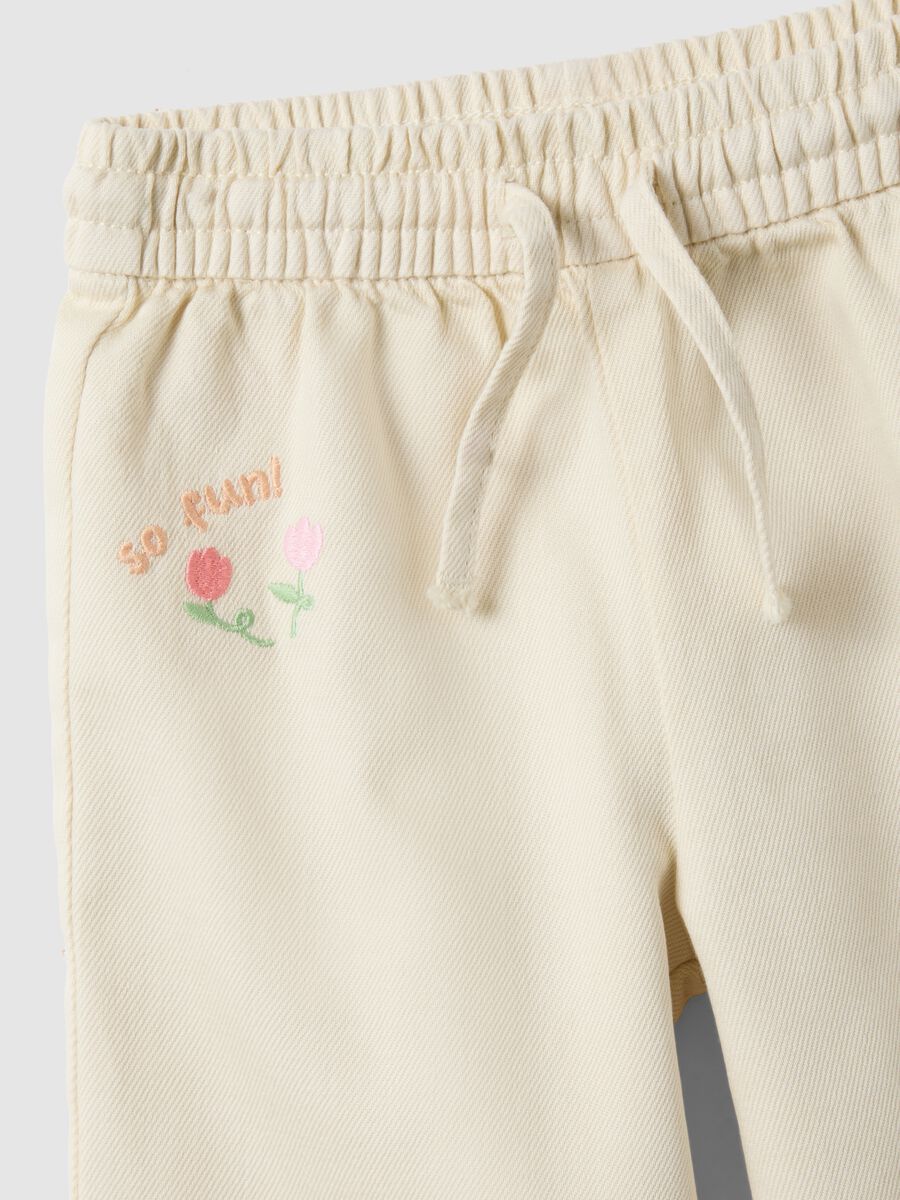 Beige wide-leg pure cotton trousers for baby girls with embroidered detailing_2