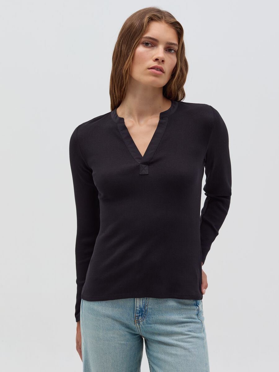 Thin ribbed T-shirt with V neck_0