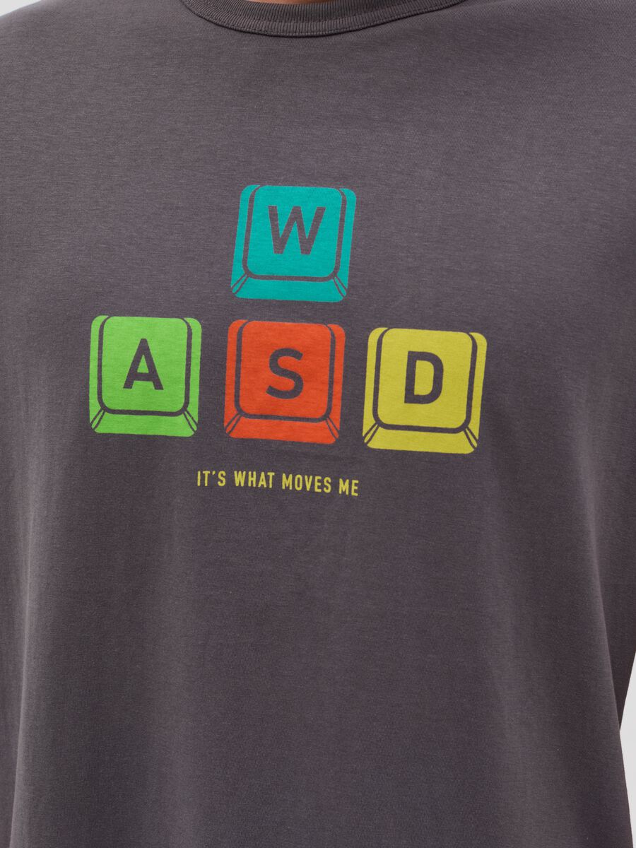 T-shirt with “It’s what moves me” print_2