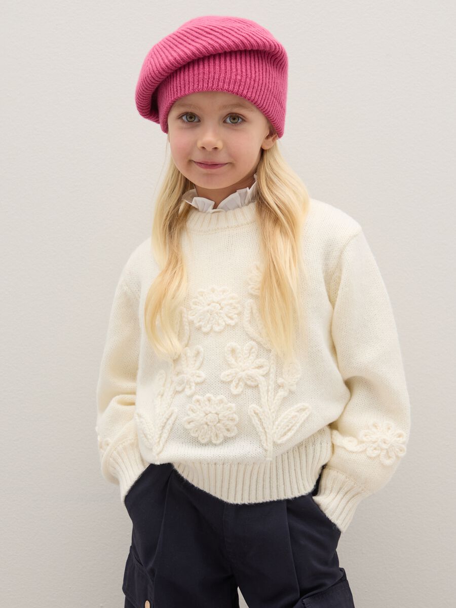 Maglione da ragazza beige regular fit con ricamo floreale_0