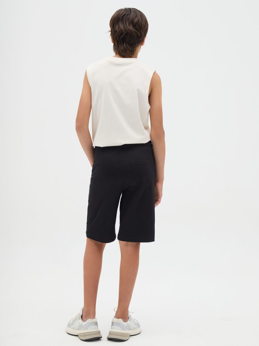 Pantaloni corti da ragazzo in puro cotone nero regular fit_1