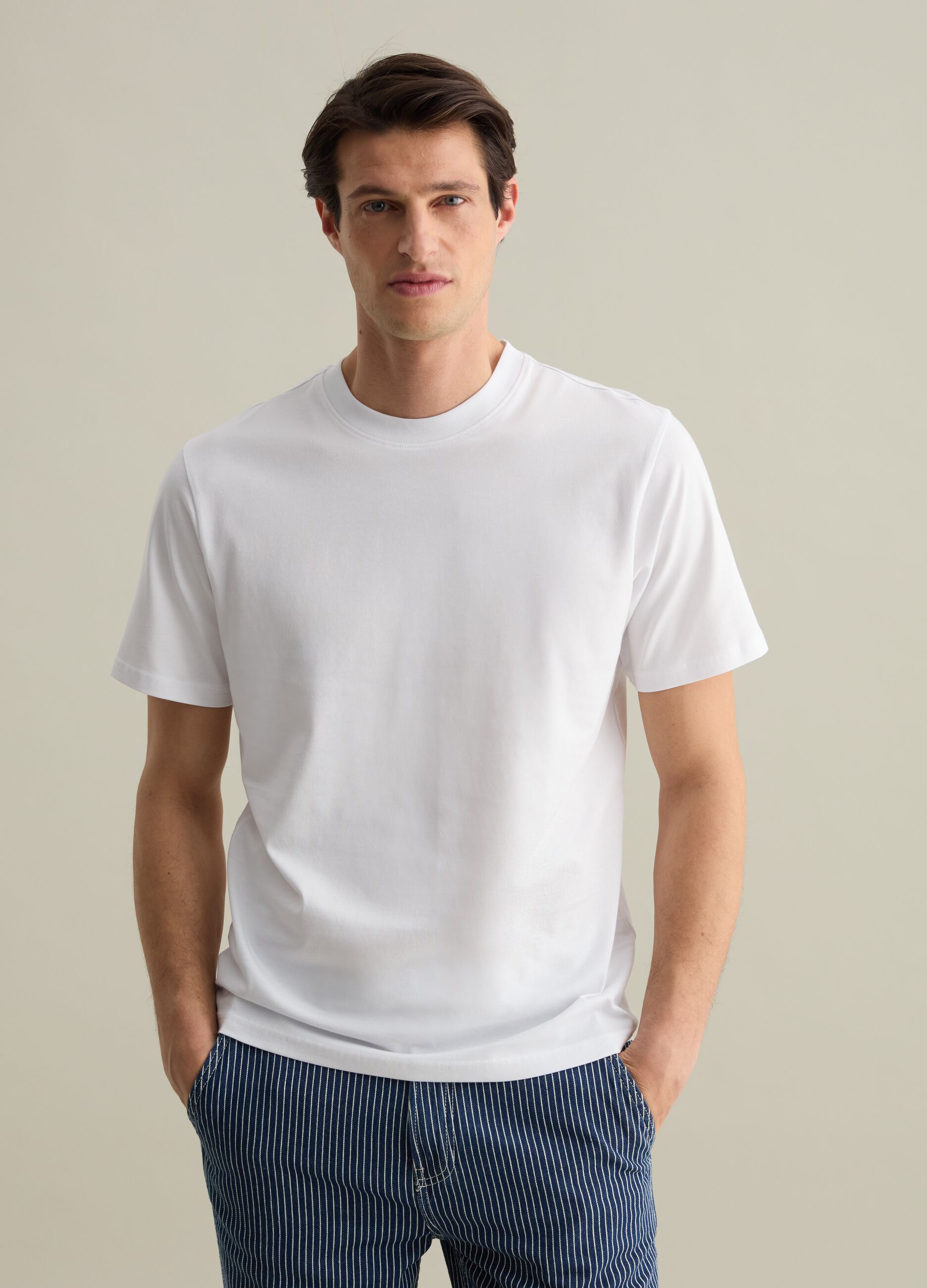 Plain cotton T-shirt with round neck.
