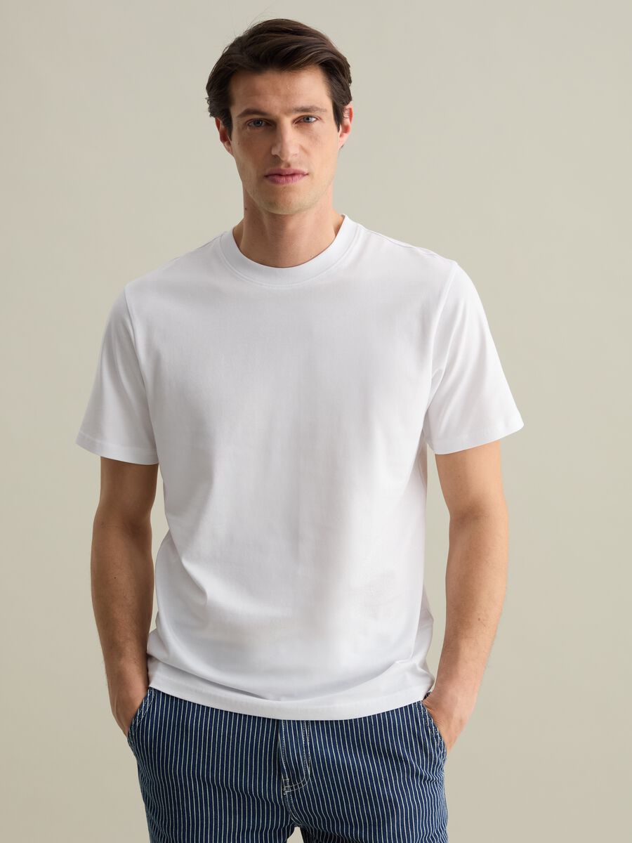 Plain cotton T-shirt with round neck._0