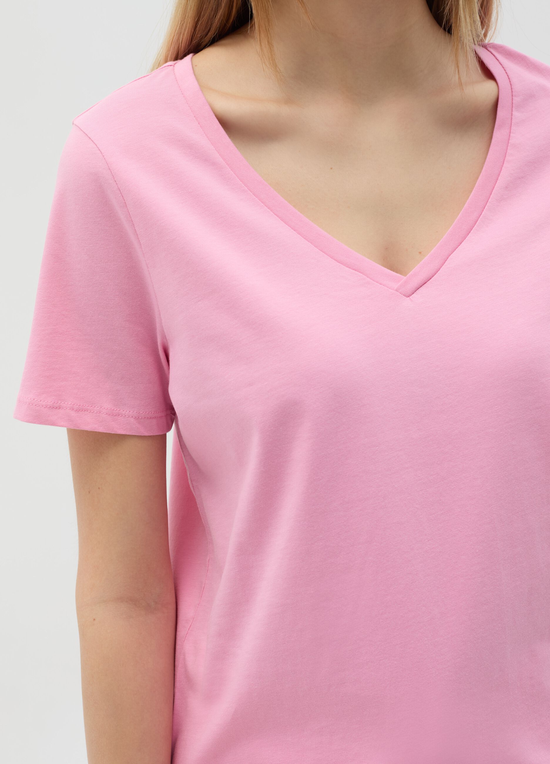 T-shirt in cotone bio con scollo a V 