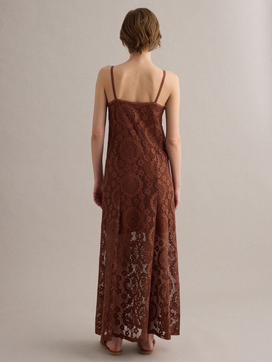 Long brown crochet dress with V-neck, regular fit_3