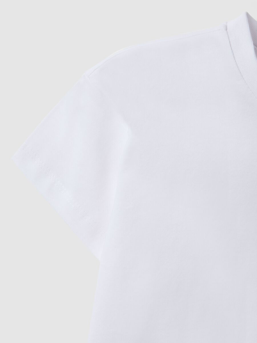 T-shirt in puro cotone bianca da bambina boxy fit con cuore_3