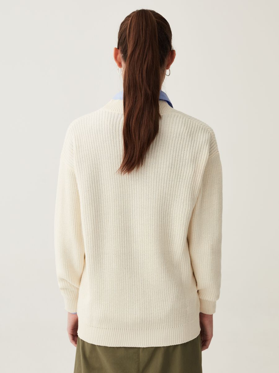 Cardigan con scollo a V e bottoni striati_2