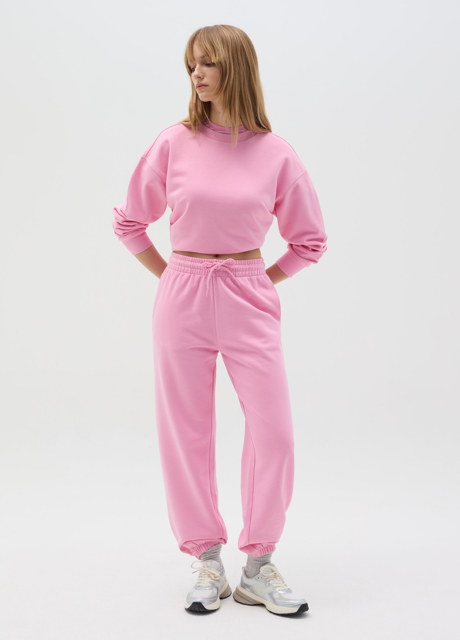 Essential sweatshirt with round neck