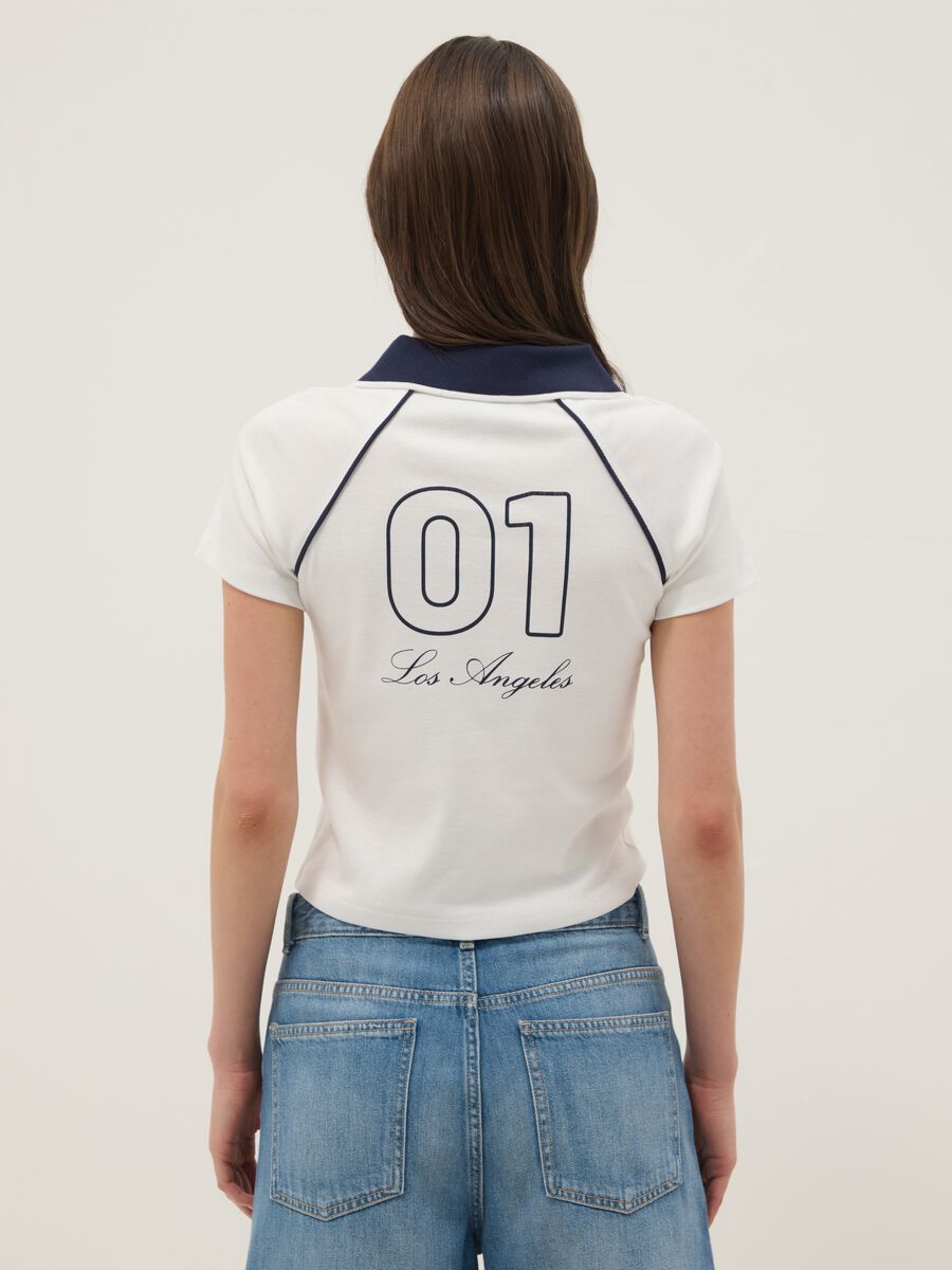 T-shirt in puro cotone bianca regular fit con collo polo e stampa_3