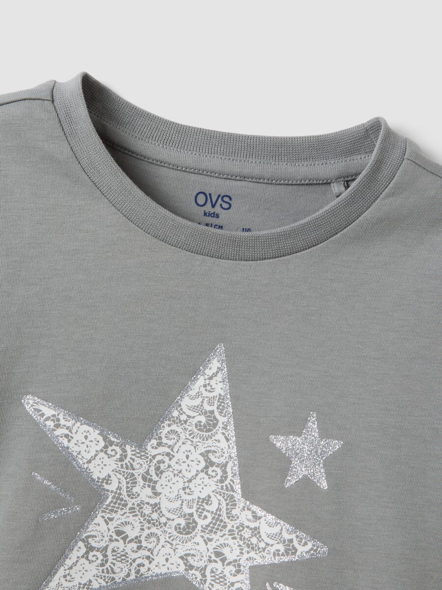 T-shirt grigia in puro cotone organico con stampa frontale per bambina_2