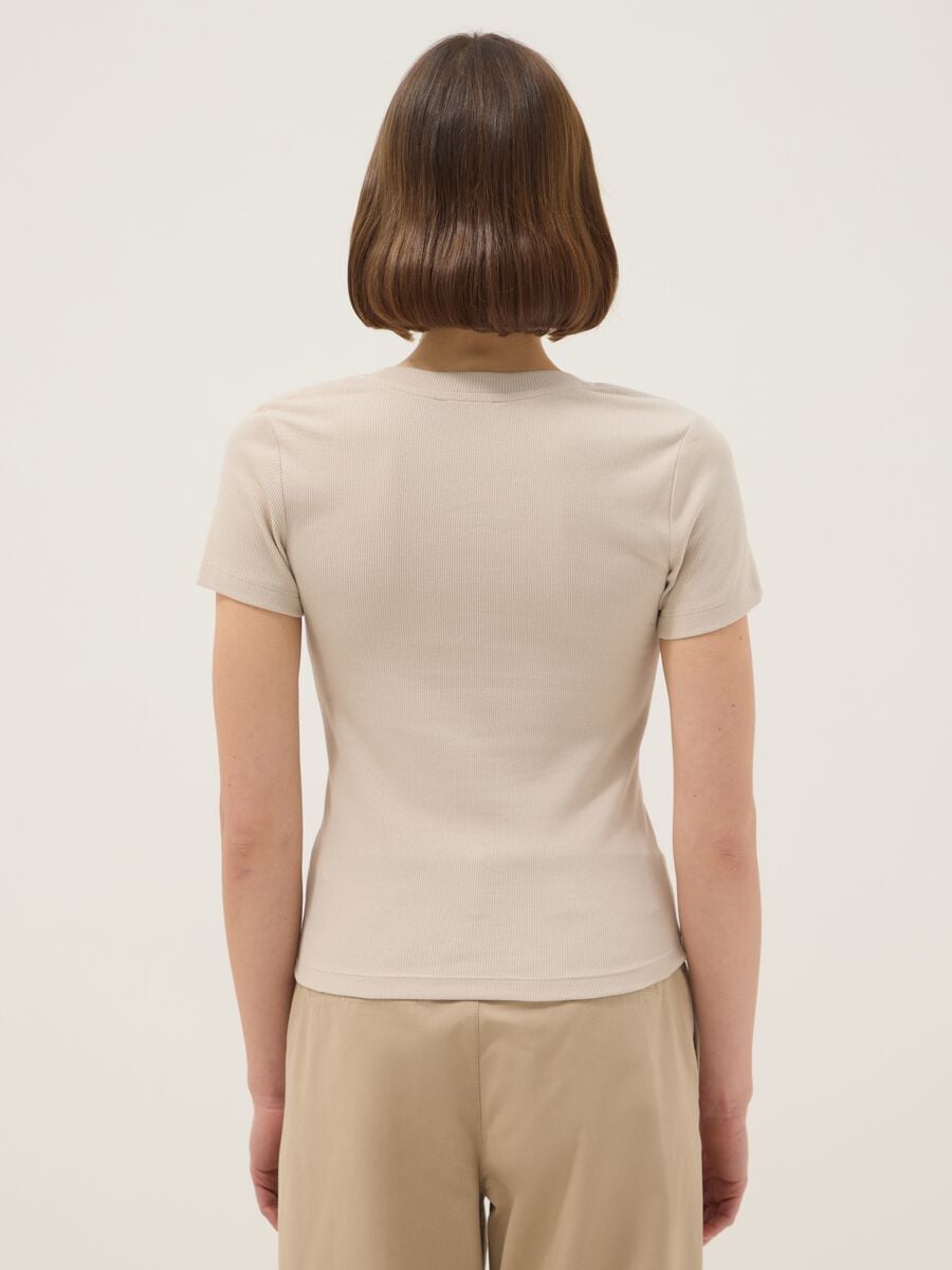 T-shirt in cotone elasticizzato beige regular fit deep V_2