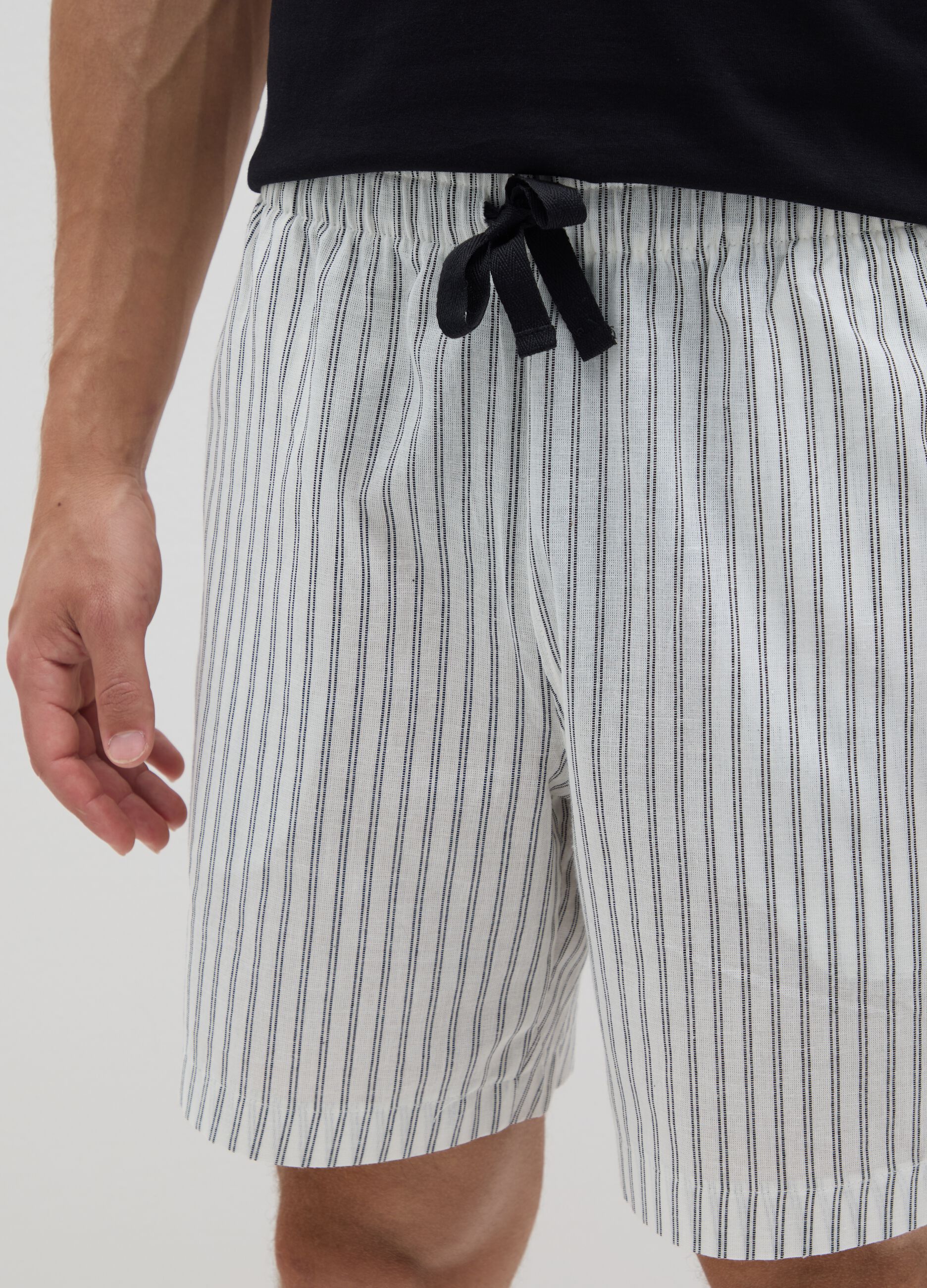 Pigiama da uomo in puro cotone nero regular fit con pantaloncini a quadri