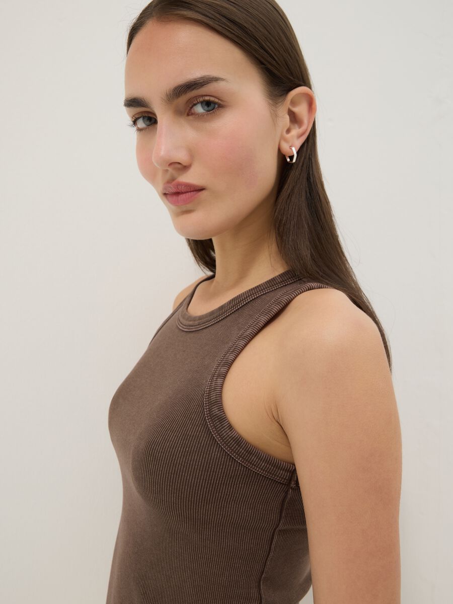 Tank top fitted marrone in cotone elasticizzato a costine_0
