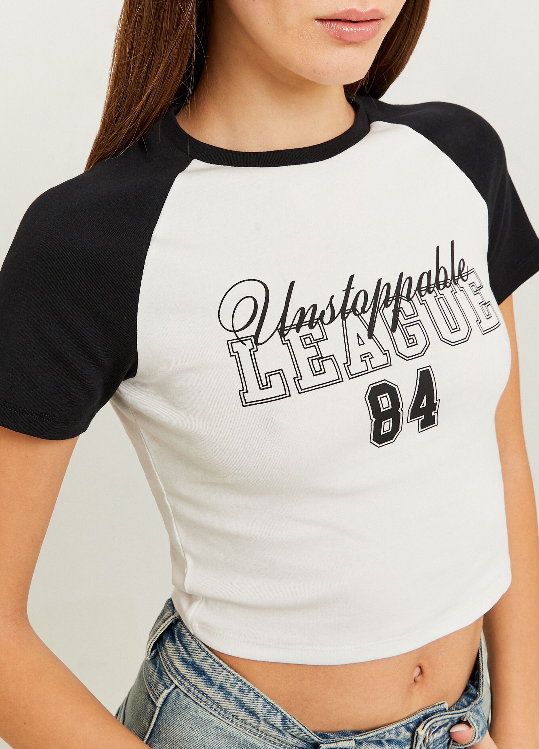 Crop T-shirt with raglan sleeves and college print