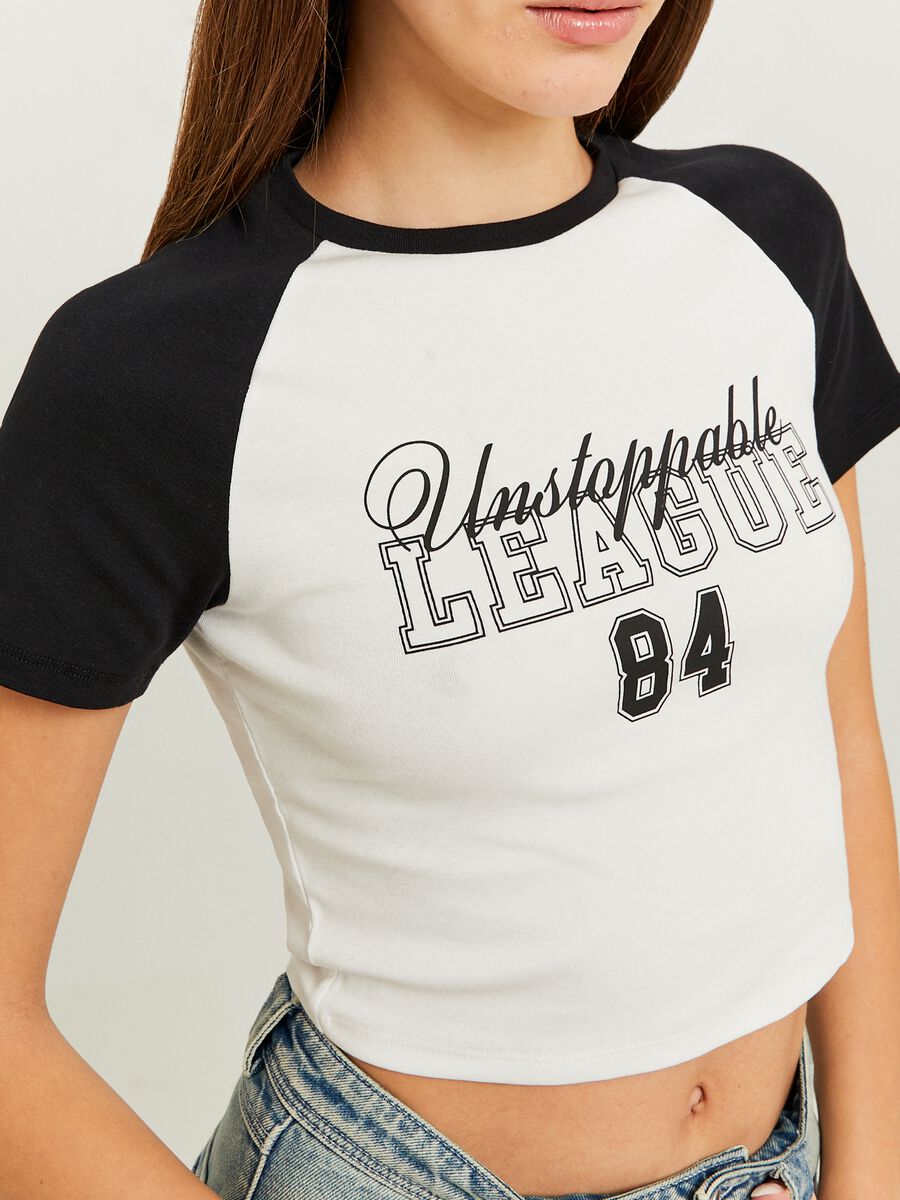Crop T-shirt with raglan sleeves and college print_2