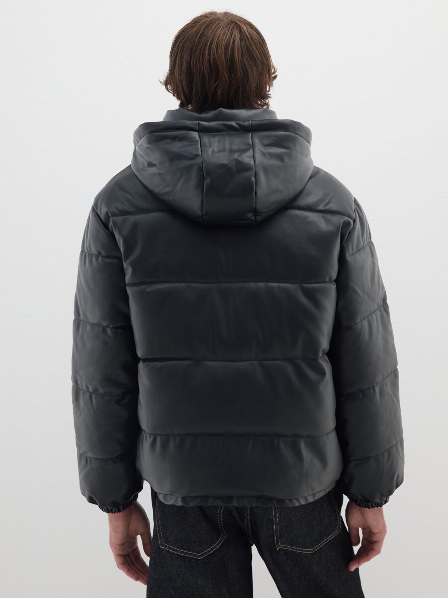 Giubbotto nero vestibilità over con zip_3