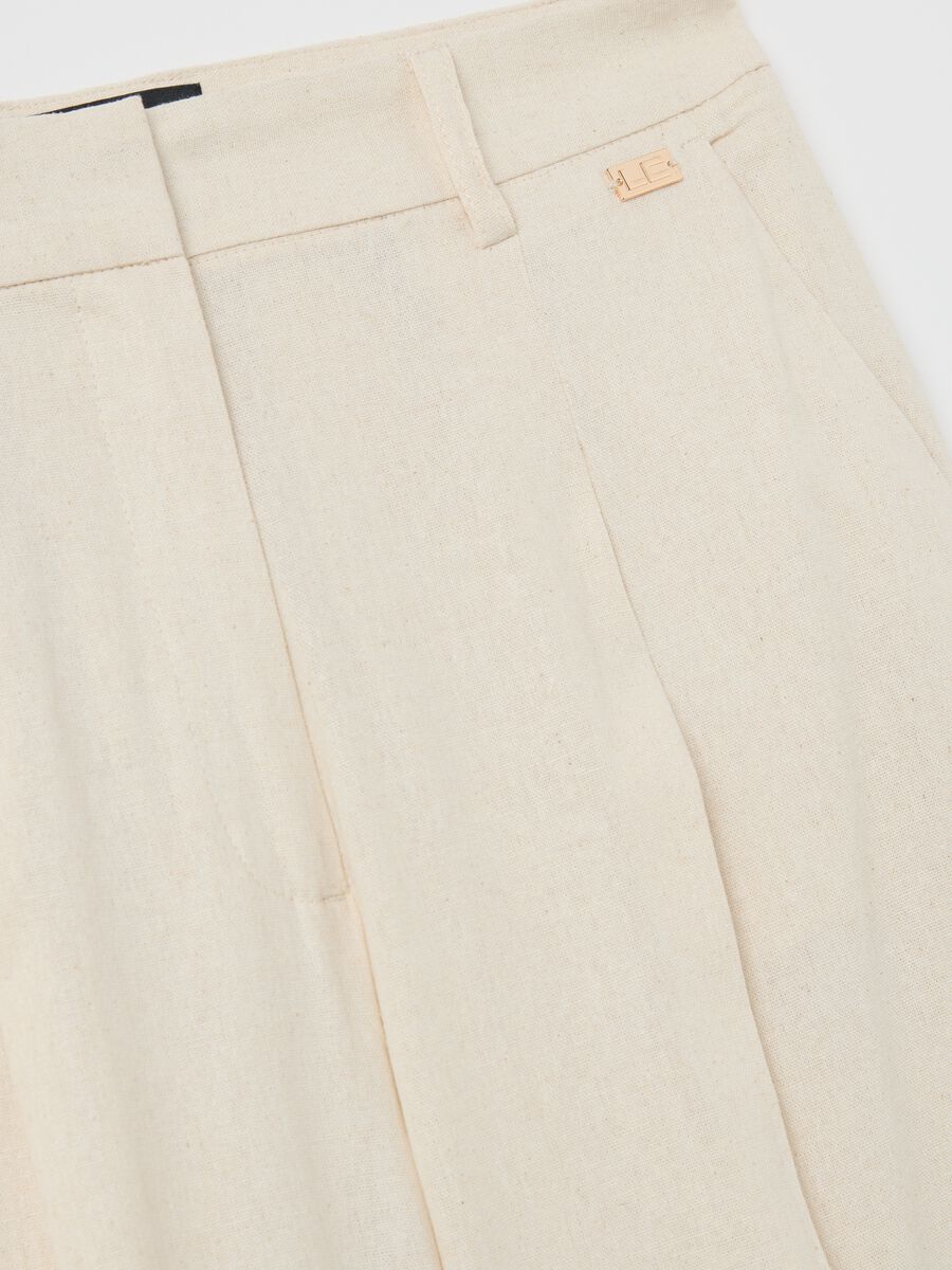 Ivory chino Bermuda shorts with darts_1