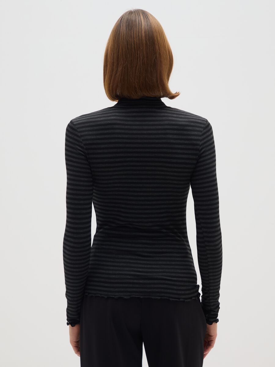 Black long-sleeve T-shirt with grey stripes and regular fit_2