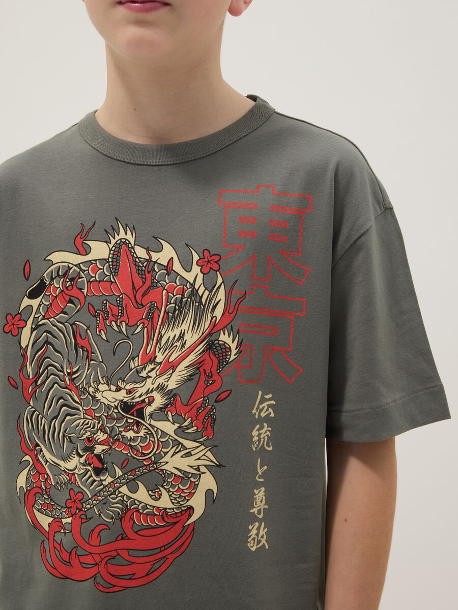 T-shirt in puro cotone grigia da bambino oversize fit con drago_2