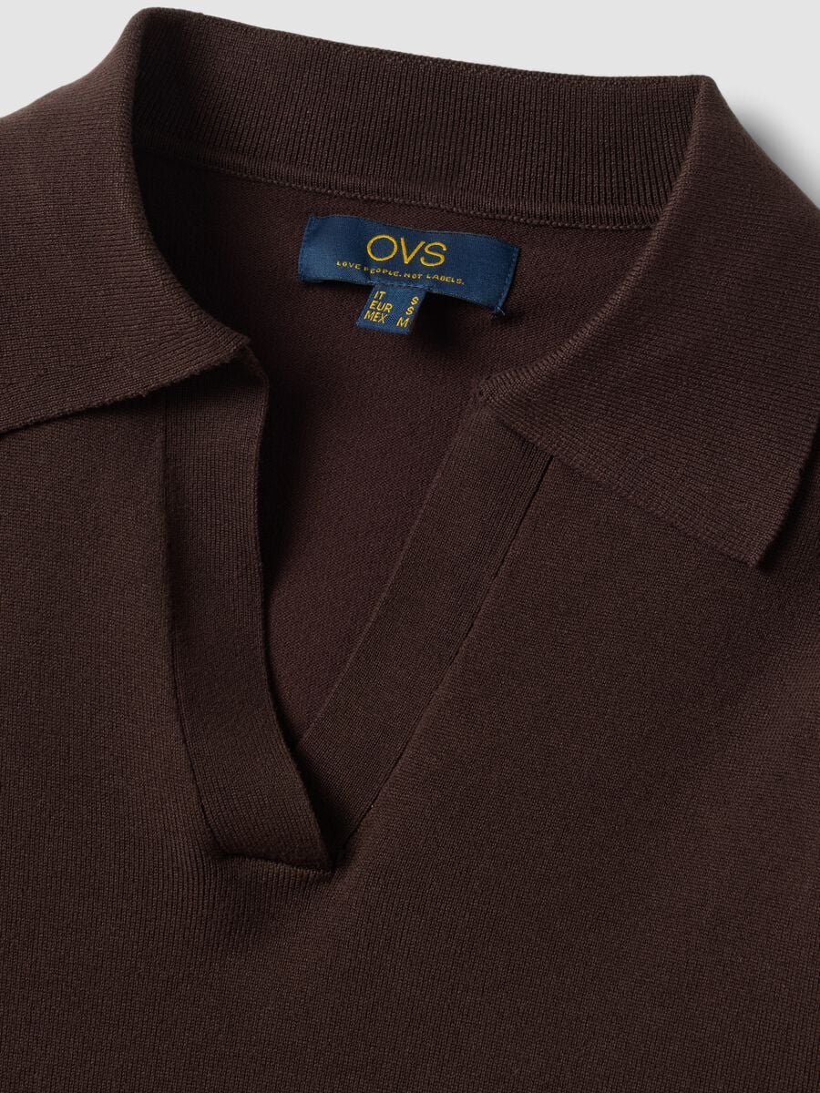 Maglia marrone in misto viscosa con colletto polo regular fit_5