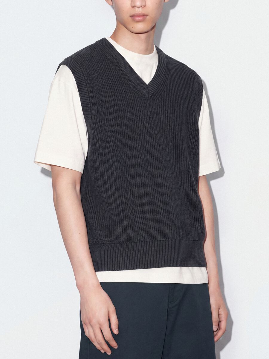 Blue cropped pure cotton vest with deep V-neck_3