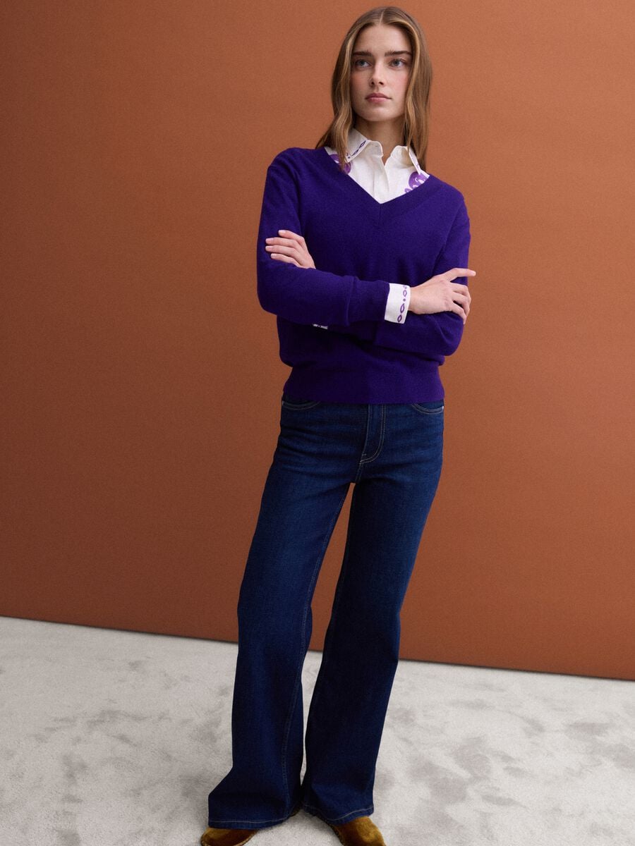 Maglia viola in pura lana con scollo profondo a V_2