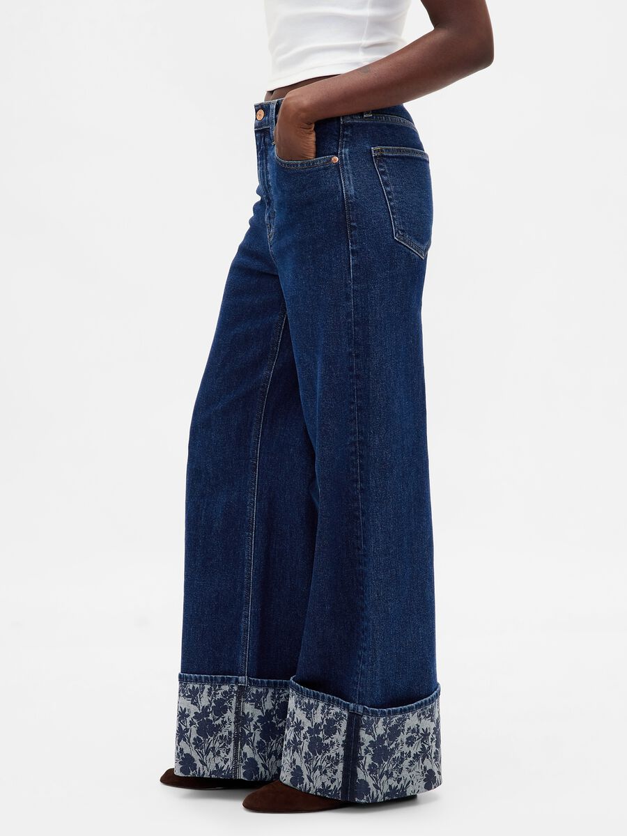 Jeans wide leg con risvolto floreale_3