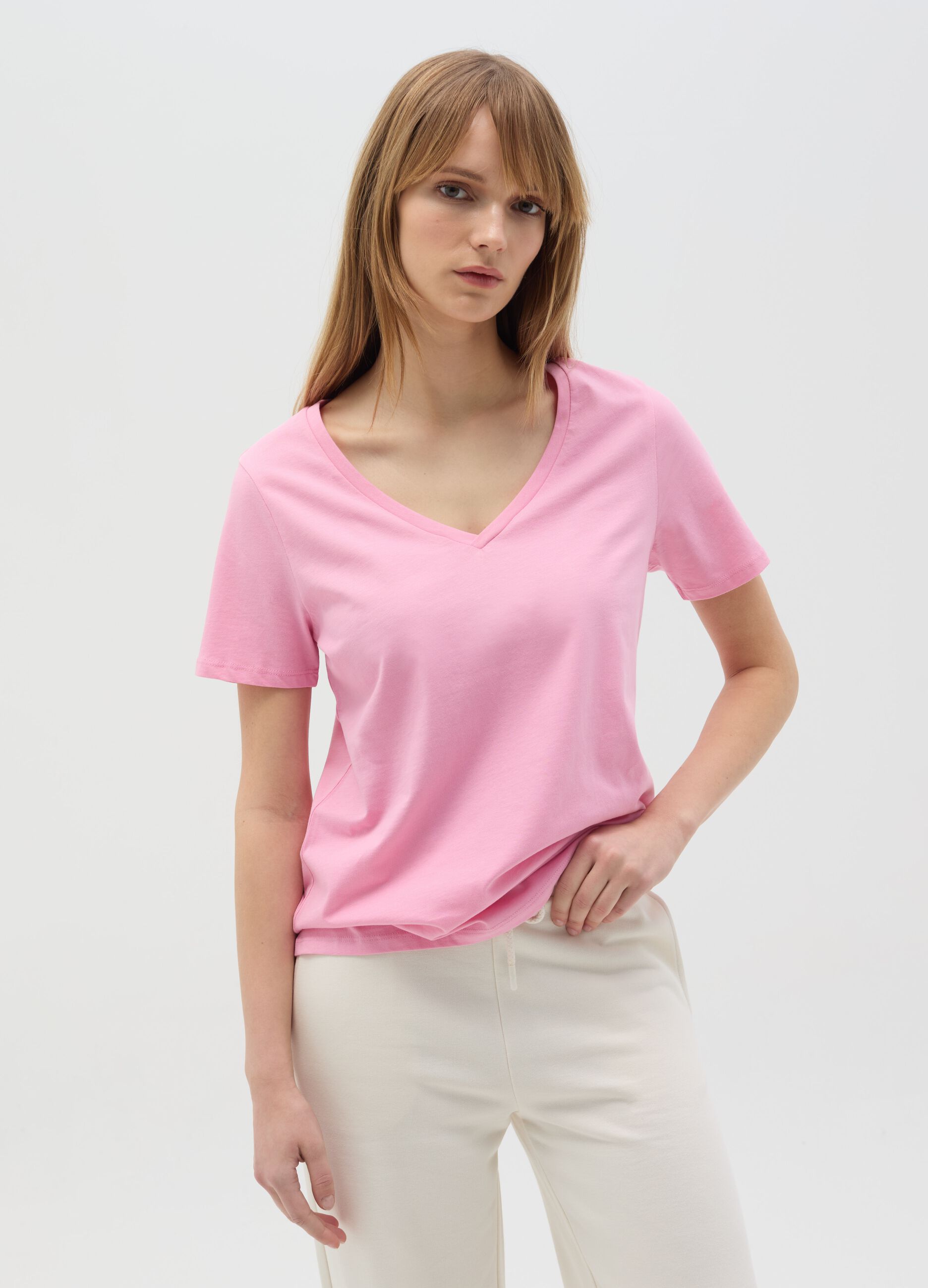 T-shirt in cotone bio con scollo a V