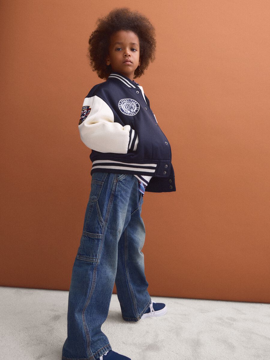 Giacca college blu con maniche beige e stampa per bambino_1